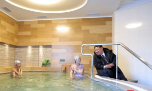 Kim Jong Un Enters Women's Bath in a Coat... The Reason Behind His Flood of Praise: "I Feel Proud"