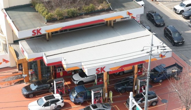 석유 최고가격제 사흘째, 주유소 가격 인하 '거북이걸음'