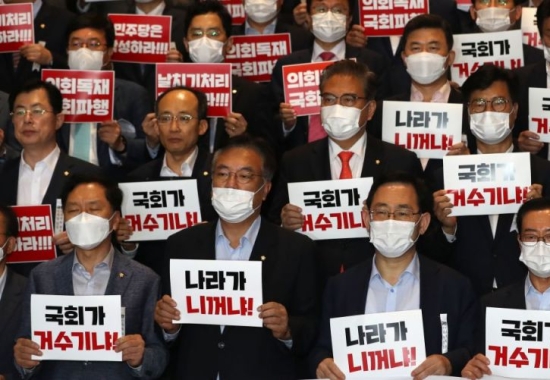 민심 냉정했다…통합당도 보여줘야 할 때