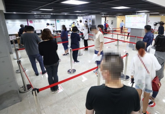 "돈 내고 맞겠다" 백신대란 장사진