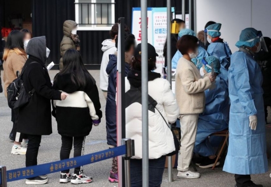 "어느 곳에서 누가 감염돼도 이상하지 않다" 경고