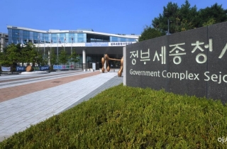 "영혼까지 탈탈 터는 기분"…장관 영전 시그널의 역설