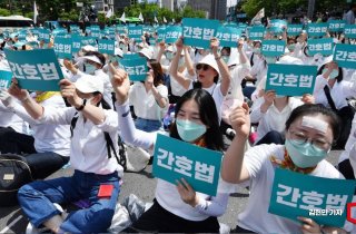 "건방져, 그만 나대라" 의협 부회장, 간호협회 맹비난