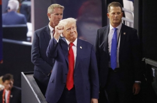 "승리의 정점" 美공화당 전대 달군 붕대 붙인 트럼프 등장