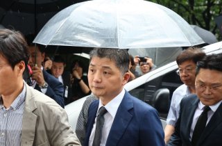 'SM 시세조종 혐의' 카카오 김범수, 구속심사 위해 법원 출석