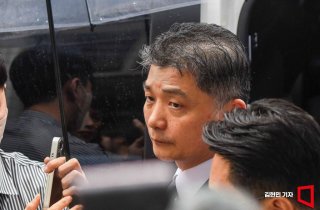 카카오 김범수 구속…法, 기업 총수에 이례적 '도주 우려' 왜?