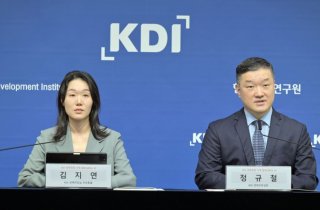 KDI, 올해 성장률 2.5% 하향 조정…"고금리 장기화로 내수 부진 지속"