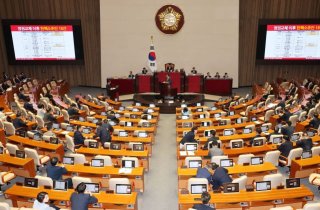 대정부질문 첫날부터 설전…與 "文 매관매직" 野 "김여사 황제조사"