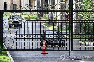 트럼프, 두번째 암살시도 겪어…AK소총 겨눈 남자 체포