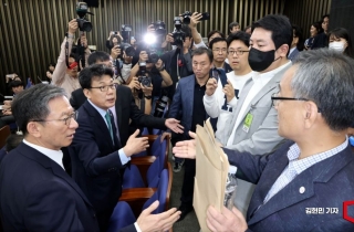 '특검 저지냐, 보이콧이냐'…尹대통령 탄핵 돌발변수 된 김건희특검법