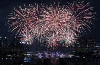 "불꽃 보이면 30만원"…세계불꽃축제 '명당' 대여에 줄서기 알바도