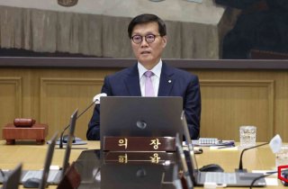 이창용 "미국처럼 0.5%p씩 금리 내릴 상황은 아냐" 