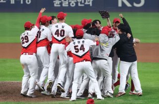 '한국시리즈 불패 신화' KIA V12 달성…삼성에 7-5 역전승