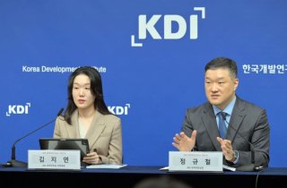 KDI 올 성장률 2.5→2.2%로…"금리인하 지연에 내수부진 지속"