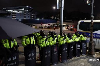 尹, 비상계엄 6시간만 해제했지만 거센 후폭풍…용산 대응 고심 