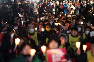 '尹퇴진집회' 인파…9호선 국회의사당·여의도역 무정차 통과