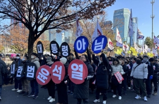 [르포]“대통령 탄핵 당연히 가결돼야”…국회 앞 가득 메운 시민들