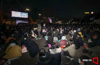 [포토] 윤석열 대통령 탄핵소추안 표결 지켜보는 시민들