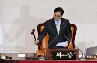 국회의장 "대통령 직무 즉각 중단 위한 여야 회담 제안"