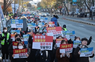 거리로 뛰쳐나온 전공의…與 '탄핵 보이콧' 후폭풍 