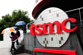 TSMC 회장, 세계 최고 부자와 대화 공개 "미래는 車 아닌 다기능 로봇"