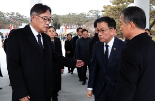 정진석 대통령 비서실장 등 수석 전원 사의…"헌법재판관 임명 항의성"