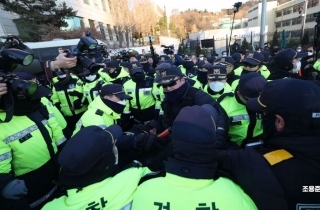 과천청사 나선 공수처, 尹대통령 체포영장 집행 돌입