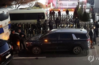 공수처, 윤석열 대통령 체포영장 집행 개시…관저 정문 진입 후 대치 중