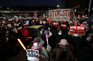 때릴수록 결집하는 보수…尹 지지율 34.3%로 2주째 상승