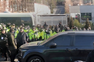 공수처, 빈 손 철수…尹측 "경호구역 물리력 행사 유감"