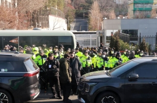 경호처·군인 200여명 '스크럼'에 막힌 공수처…"일부 개인화기 소지"