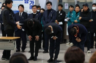 애경 계열사, 국가애도기간에 '송년 행사'…임원진 고개 숙여