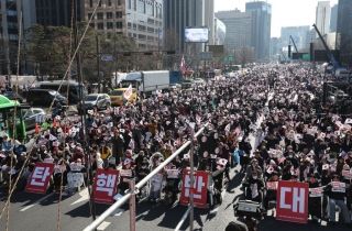 '尹 체포' 놓고 찢어진 관저 앞…찬반 집회 대치