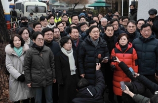 국힘의원들, 尹관저 앞에서 7시간 대기…"영장집행 결단코 막을 것"