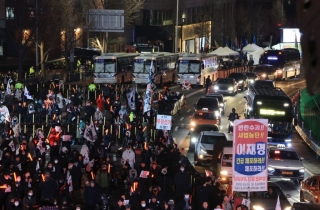 尹 체포영장 재집행 착수 임박…與의원 체포 저지 위해 '인간띠'