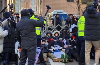 경찰, 서부지법 막아선 尹지지자들 강제해산 시작