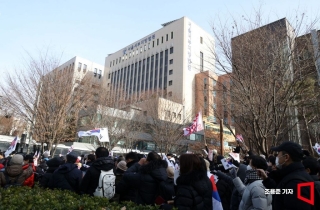 담 넘고 흉기 소지…헌법재판소 근처서 3명 체포