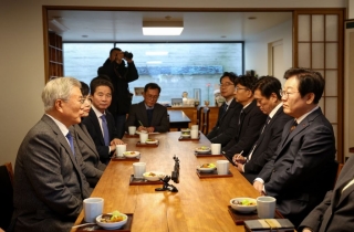 문재인 “통합·포용 행보 민주당에 중요”…이재명 “공감”