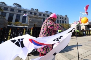 디시인사이드에 '헌재 평면도' 올라와 경찰 수사 