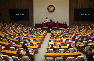 추경두고 여야 격돌…與 "막 나가" vs 野 "나라 망치자는 것"