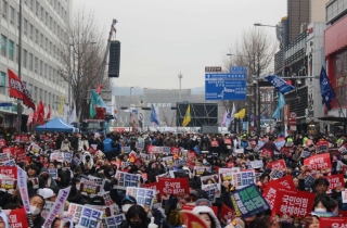 "매국 좀비" vs "국민 계몽령" …광주서 尹 탄핵 찬반집회