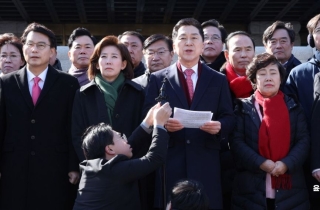 헌재 몰려간 국민의힘 의원들…"부실한 심리 반복, 답정너 속도전"