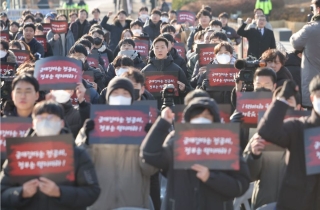 "군의관 입대 최대 4년 기다려야"…사직 전공의 병역제한 논란