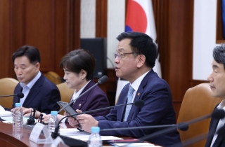 자녀 셋이면 공항 우선출국...양육지원금 비과세 한도 20만원으로 