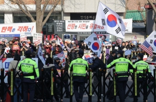 尹 탄핵 선고일, 헌재 인근 학교도 휴업…통학안전대책반 운영