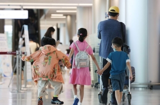 자녀 셋이면 공항 우선출국...양육지원금 비과세 한도 상향