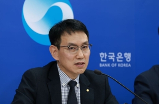 한은 "글로벌 통상환경, 기존 시나리오보다 좀 더 나쁜 상황"