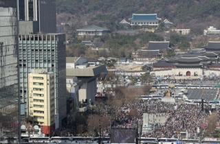 서울 곳곳 尹탄핵 찬반 세결집 "당장 파면" VS "즉각 복귀"