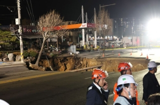 강동구 명일동 사거리 4차선 싱크홀…오토바이 탑승자 떨어져