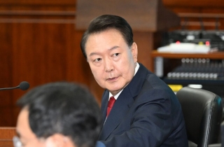 '피고인석 앉은 윤석열' 모습 공개…붉은 넥타이에 남색 정장